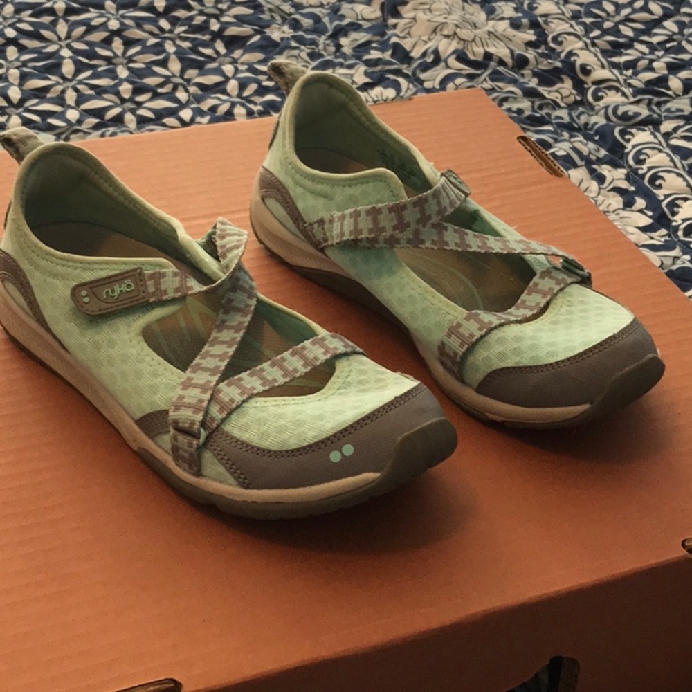 Ryka slip on sneakers, 8.5,